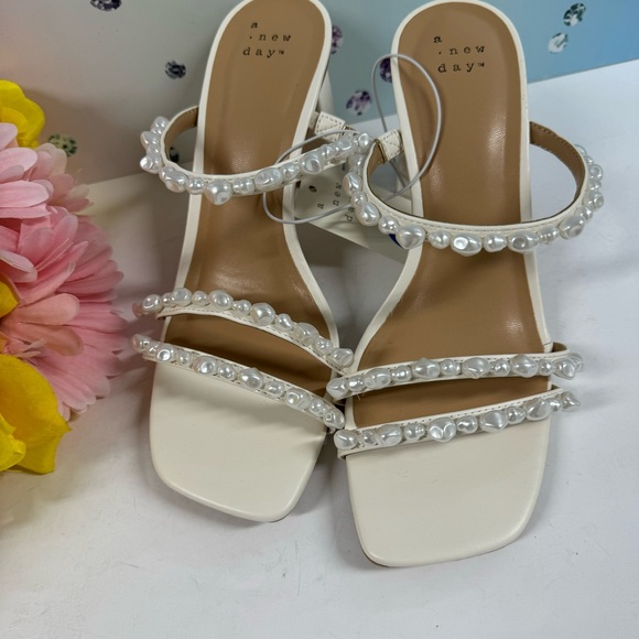 🤍SALE! WIDE FAUX PEARL MULE HEELS - Picture 5 of 10